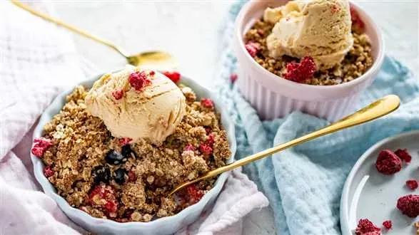 Owoce pod kruszonką z lodami proteinowymi