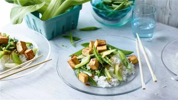 Zielone warzywa smażone z tofu