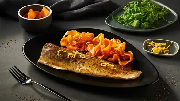 Dorsz z pappardelle z marchewki