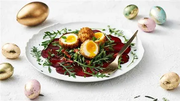 Smażone jajka w bezglutenowej panierce z sałatką z buraków