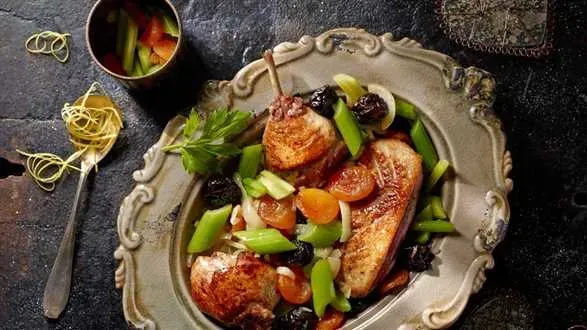 Kaczka duszona z kapustą i suszonymi śliwkami