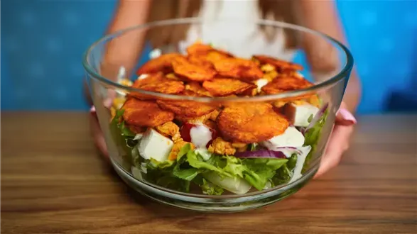 Sałatka z kurczakiem i chrupiącymi talarkami ziemniaczanymi