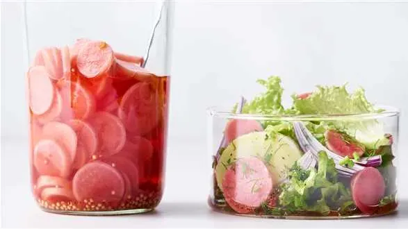 Marynowane rzodkiewki i sałatka ziemniaczana