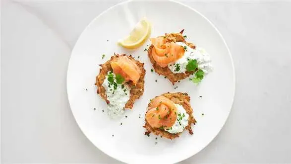 Pieczone placki ziemniaczane z łososiem