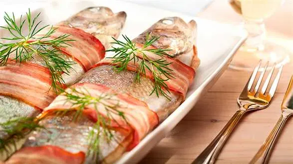 Pstrąg tęczowy w bekonie