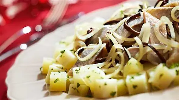 Śledzie marynowane z suszonymi grzybami i sałatką ziemniaczaną