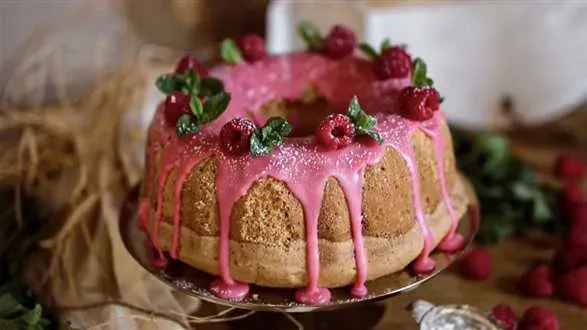 Babka bezglutenowa z lukrem malinowym