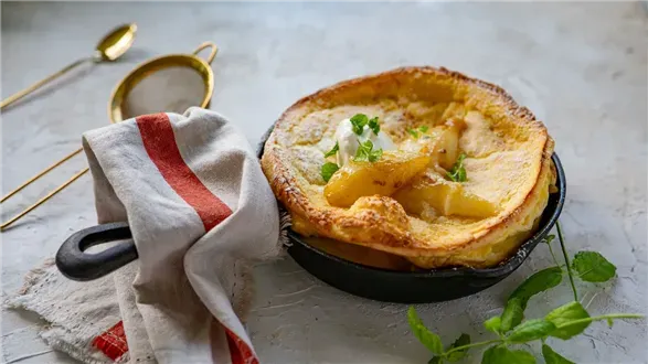 Pieczony naleśnik z gruszkami i kardamonem