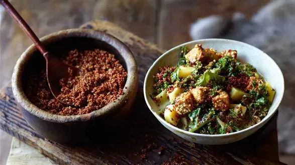 Curry z tofu, quinoa i jarmużem