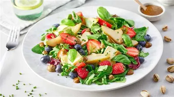 Sałatka z mixem sałat, owocami i francuskim serem