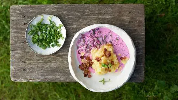 Chłodnik z botwiny z ogórkiem i szczypiorem