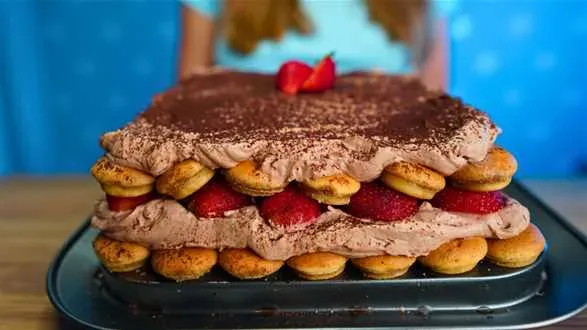 Czekoladowe tiramisu z truskawkami