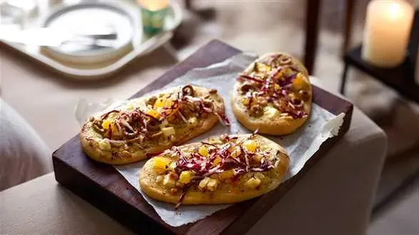 Minipizze z fetą i oliwkami