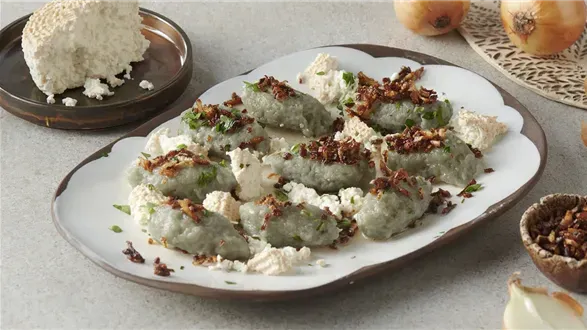 Żelazne kluski z suszoną cebulą i wędzonym twarogiem