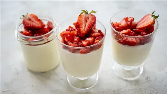 Mus z białej czekolady z truskawkami