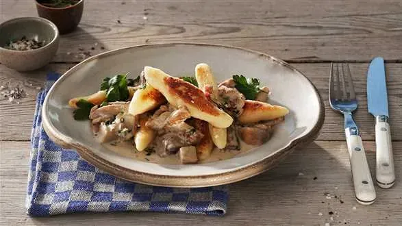 Kluski ziemniaczane z sosem grzybowym