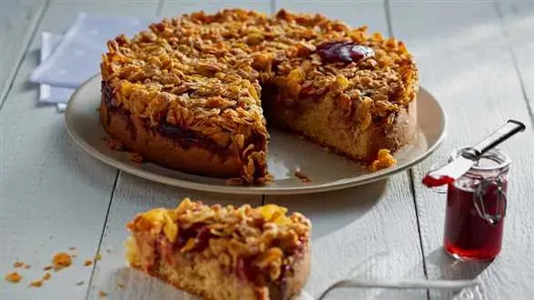 Migdałowe ciasto z jabłkami i konfiturą truskawkową