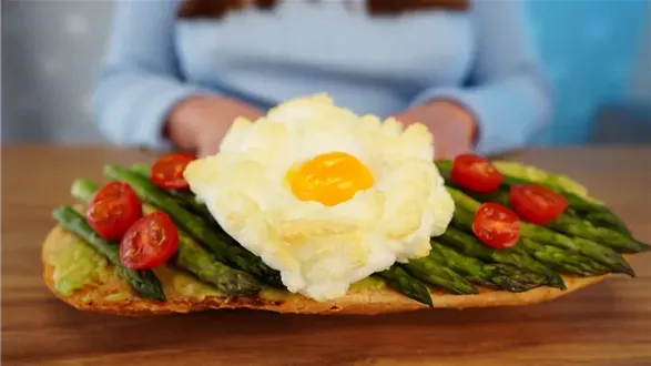 Kanapka z pieczonym jajkiem i szparagami