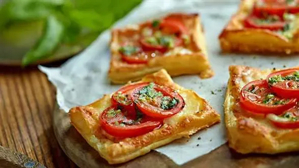 Ciasteczka z ciasta francuskiego z pomidorami i mozzarellą