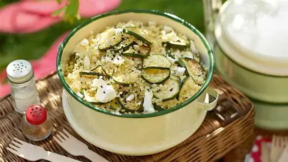 Sałatka z cukinią, kaszą bulgur i serem kozim