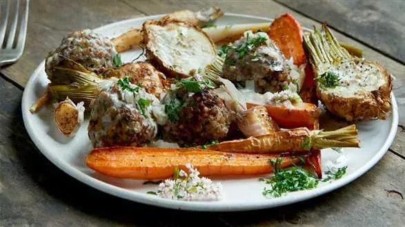 Pulpety gryczane w delikatnym winnym sosie