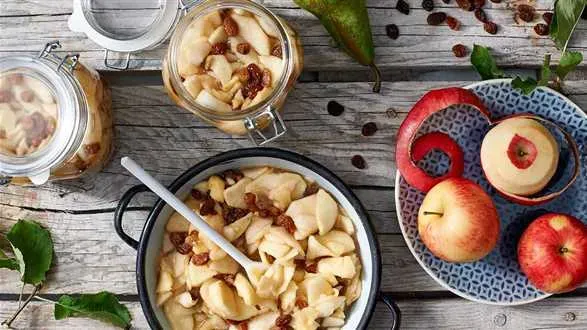 Jabłka i gruszki z rodzynkami