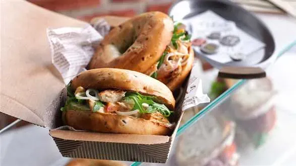 Bajgle z sałatką z kurczaka