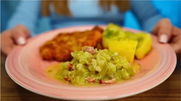 Młoda kapusta z boczkiem