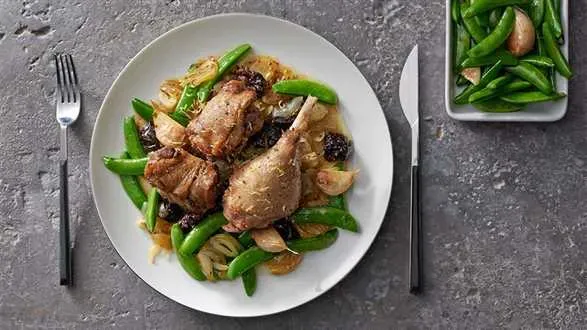 Duszone nogi gęsi w sosie miodowo-cebulowym