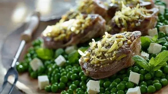 Kotlety jagnięce z sałatką z groszku i mięty