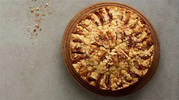 Ucierane ciasto maślane z jabłkami i maślaną kruszonką