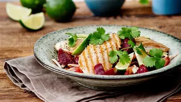 Sałatka z indykiem i marynowanymi burakami