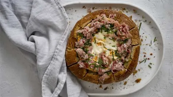 Ser pavé zapiekany w chlebie