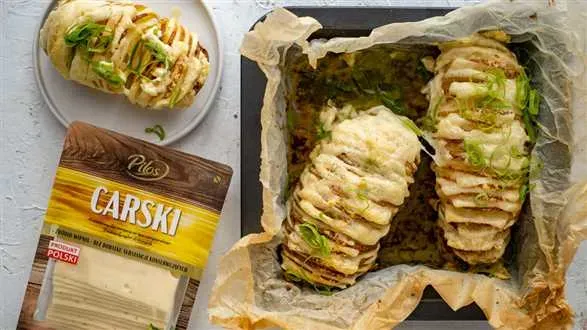 Serowe ziemniaki hasselback 