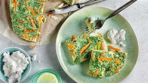 Omlet z zielonymi szparagami i czosnkiem niedźwiedzim