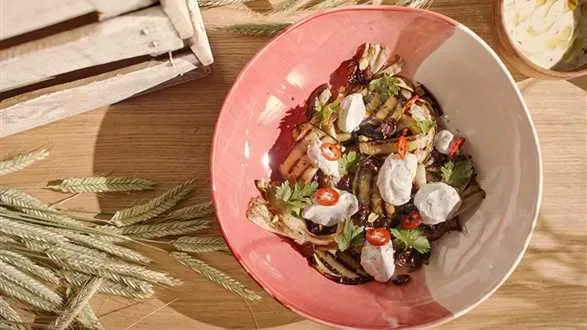 Sałatka z bakłażana na 2 sposoby