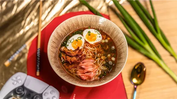 Prosty ramen Jokera z boczkiem, marynowanym imbirem i jajkiem