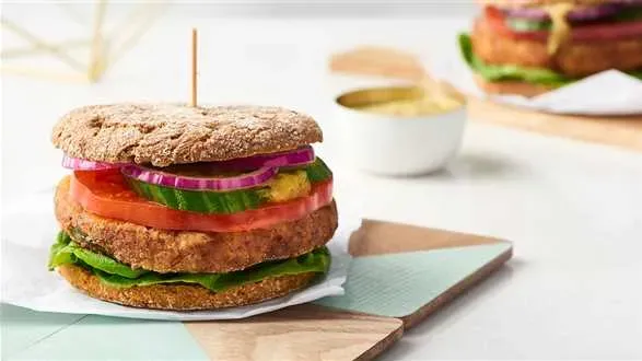 Burger z cieciorki z dipem ananasowym