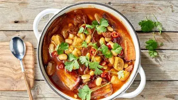 Hiszpański gulasz z fasoli i szynki