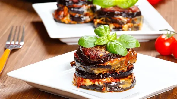 Parmigiana di melanzane – przepis na zapiekankę z bakłażanem