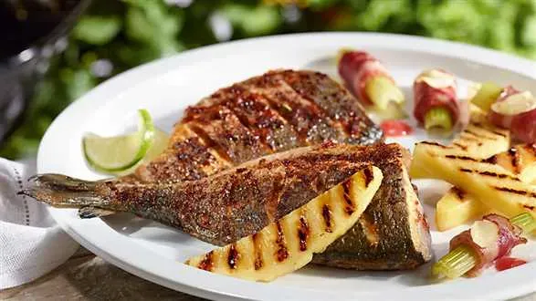 Dorada pieczona na grillu z grillowanym ananasem i sosem ze świeżych pomidorów
