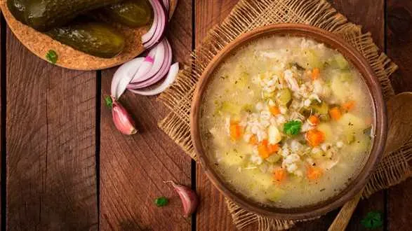 Rosyjska zupa ogórkowa z kaszą pęczak