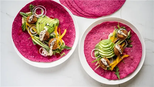 Kolorowe wrapy z falafelami  