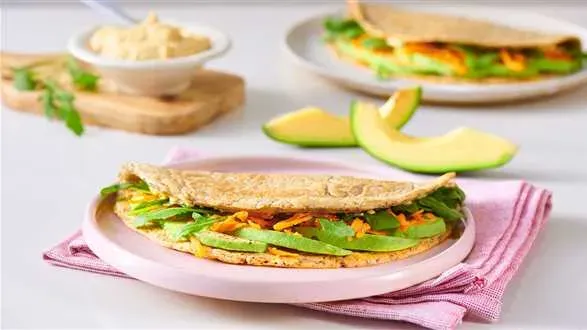 Wegetariańskie wrapy z humusem i warzywami