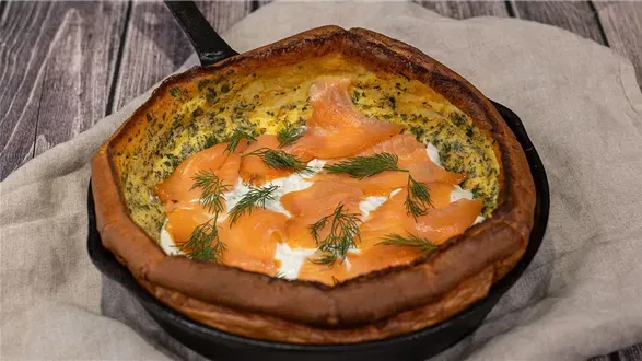 Dutch baby z wędzonym łososiem