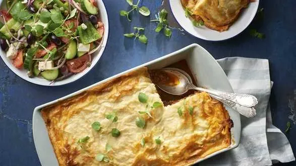 Prawdziwa musaka z grecką sałatką Lefterisa i Karola