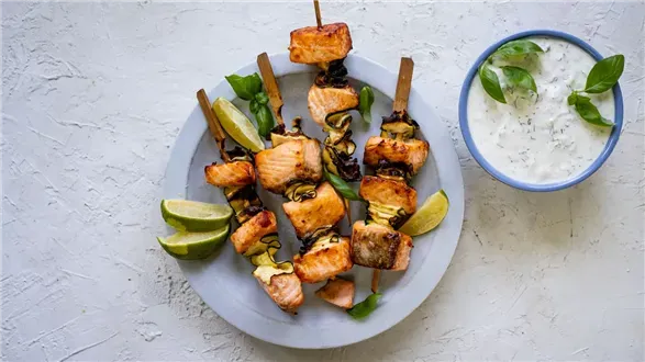 Szaszłyki z łososia z cukinią