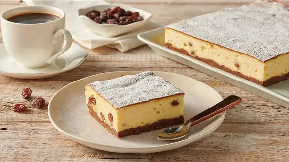 Babciny sernik z rodzynkami na spodzie z ciastek korzennych