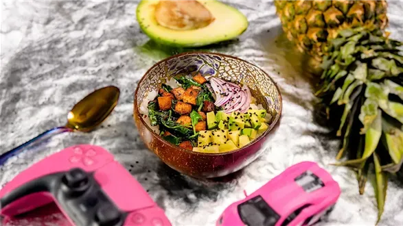 Poke bowl ze szpinakiem, ananasem i marynowanym tofu