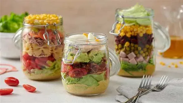 Sałatka z tuńczykiem i makaronem – przepis